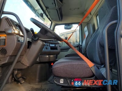 Piąte zdjęcie samochodu w środku: 2016 VOLVO VNL SEMI TRUCK VIN:4V4N39TG5GN965609 - miniatura