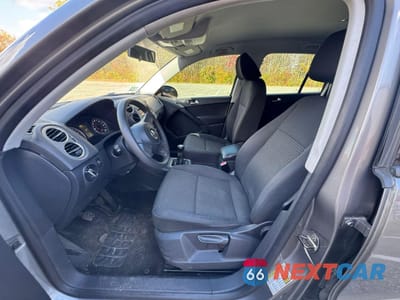 Piąte zdjęcie samochodu w środku: 2011 VOLKSWAGEN TIGUAN S VIN:WVGCV7AX1BW502417 - miniatura