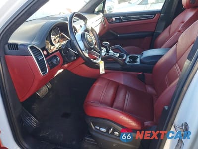 Zdjęcie 7 z 12 samochodu: 2021 PORSCHE CAYENNE GTS VIN:WP1AG2AY7MDA33560 - miniatura