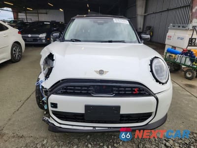 Piąte zdjęcie samochodu w środku: 2025 MINI COOPER S VIN:WMW23GD00S2X10068 - miniatura