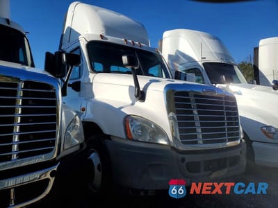2015 FREIGHTLINER CASCADIA SEMI TRUCK 1FUBGEDV6FLGH4742 - główne zdjęcie licytacji z USA - miniatura