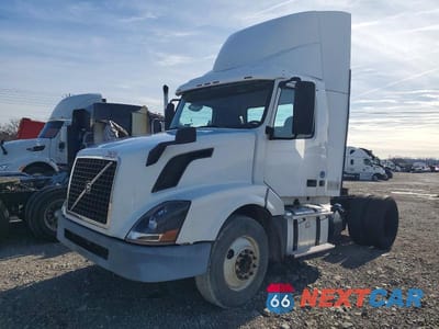 Drugie zdjęcie samochodu z przodu: 2016 VOLVO VNL SEMI TRUCK VIN:4V4N39TGXGN965623 - miniatura