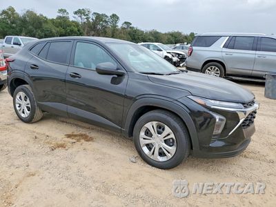 Czwarte zdjęcie samochodu z boku: 2025 CHEVROLET TRAX LS VIN:KL77LFEP9SC272852 - miniatura