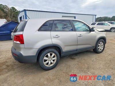 Trzecie zdjęcie samochodu z tyłu: 2013 KIA SORENTO LX VIN:5XYKT3A18DG376230 - miniatura