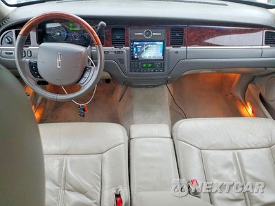 Zdjęcie 8 z 12 samochodu: 2011 LINCOLN TOWN CAR SIGNATURE LIMITED VIN:2LNBL8CV8BX759260 - miniatura