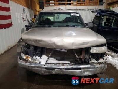 Piąte zdjęcie samochodu w środku: 2001 CHEVROLET SILVERADO K1500 VIN:1GCEK19V51Z224687 - miniatura