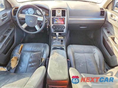 Zdjęcie 8 z 11 samochodu: 2010 CHRYSLER 300 TOURING VIN:2C3CA5CV9AH206630 - miniatura