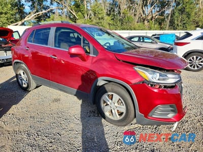 Czwarte zdjęcie samochodu z boku: 2018 CHEVROLET TRAX 1LT VIN:3GNCJLSB8JL289862 - miniatura