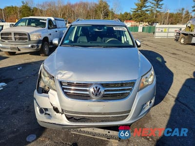 Piąte zdjęcie samochodu w środku: 2011 VOLKSWAGEN TIGUAN S VIN:WVGBV7AX7BW561354 - miniatura