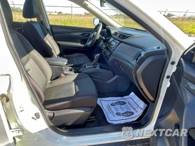 Piąte zdjęcie samochodu w środku: 2020 NISSAN ROGUE S VIN:JN8AT2MT6LW013210 - miniatura