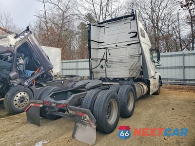 Czwarte zdjęcie samochodu z boku: 2018 VOLVO VNL SEMI TRUCK VIN:4V4NC9EH8JN893771 - miniatura