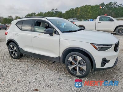 Czwarte zdjęcie samochodu z boku: 2025 VOLVO XC40 PLUS VIN:YV4L12UC5S2609227 - miniatura