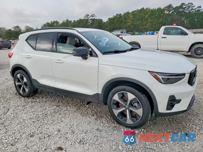 Czwarte zdjęcie samochodu z boku: 2025 VOLVO XC40 PLUS VIN:YV4L12UC5S2609227 - miniatura