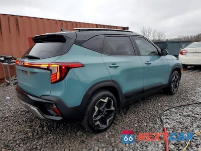 Trzecie zdjęcie samochodu z tyłu: 2025 KIA SELTOS S VIN:KNDEU2AA6S7722452 - miniatura