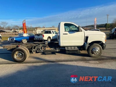 Zdjęcie 9 z 10 samochodu: 2019 CHEVROLET SILVERADO MEDIUM DUTY VIN:1HTKHPVH3KH863441 - miniatura