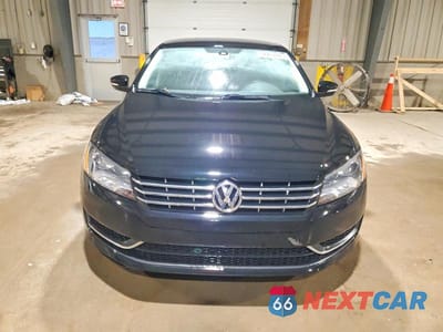 Piąte zdjęcie samochodu w środku: 2015 VOLKSWAGEN PASSAT S VIN:1VWAT7A34FC002948 - miniatura