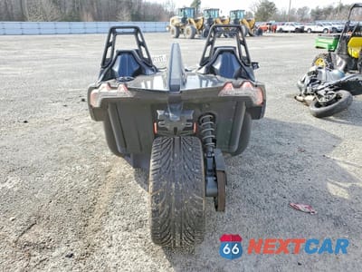 Czwarte zdjęcie samochodu z boku: 2017 POLARIS SLINGSHOT VIN:57XAASFA0H8121564 - miniatura