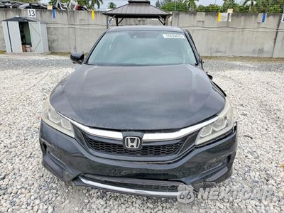 Piąte zdjęcie samochodu w środku: 2017 HONDA ACCORD EX VIN:1HGCR2F02HA224142 - miniatura