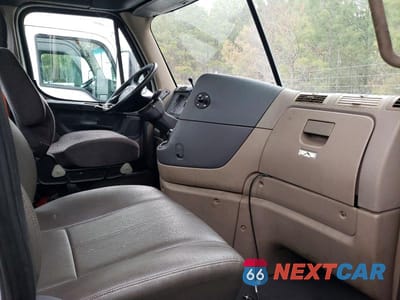Piąte zdjęcie samochodu w środku: 2015 FREIGHTLINER CASCADIA SEMI TRUCK VIN:1FUBGEDV6FLGH4742 - miniatura