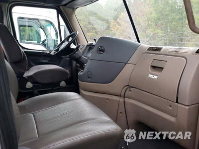 Piąte zdjęcie samochodu w środku: 2015 FREIGHTLINER CASCADIA SEMI TRUCK VIN:1FUBGEDV6FLGH4742 - miniatura