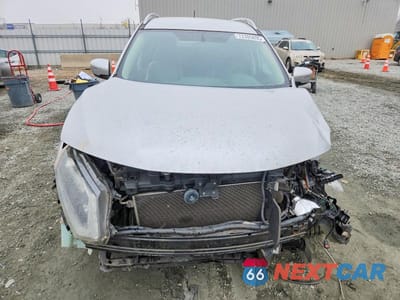 Piąte zdjęcie samochodu w środku: 2015 NISSAN ROGUE S VIN:5N1AT2MV1FC767856 - miniatura