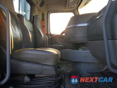 Piąte zdjęcie samochodu w środku: 2020 VOLVO VNR SEMI TRUCK VIN:4V4WC9EG3LN266734 - miniatura