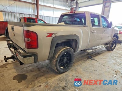 Trzecie zdjęcie samochodu z tyłu: 2008 CHEVROLET SILVERADO K2500 HEAVY DUTY VIN:1GCHK23608F172093 - miniatura