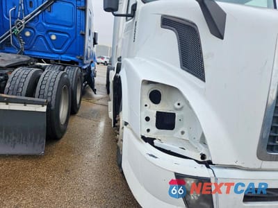 Zdjęcie 9 z 10 samochodu: 2014 VOLVO VNL SEMI TRUCK VIN:4V4NC9TH8EN157955 - miniatura