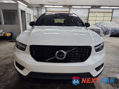 Piąte zdjęcie samochodu w środku: 2022 VOLVO XC40 T5 R-DESIGN VIN:YV4162UMXN2668070 - miniatura