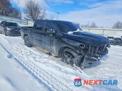 Czwarte zdjęcie samochodu z boku: 2023 RAM 1500 LARAMIE VIN:1C6SRFJT8PN562162 - miniatura