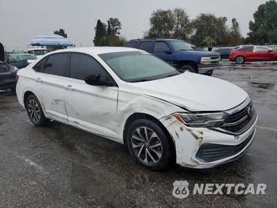 Czwarte zdjęcie samochodu z boku: 2022 VOLKSWAGEN JETTA S VIN:3VWCM7BU9NM021201 - miniatura