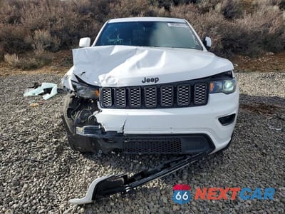 Piąte zdjęcie samochodu w środku: 2018 JEEP GRAND CHEROKEE LAREDO VIN:1C4RJFAG7JC104374 - miniatura