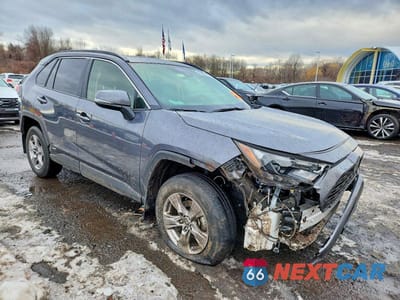 Czwarte zdjęcie samochodu z boku: 2025 TOYOTA RAV4 XLE VIN:JTMRWRFV9SD277917 - miniatura