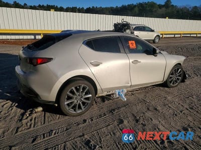 Trzecie zdjęcie samochodu z tyłu: 2023 MAZDA 3 PREFERRED VIN:JM1BPALM8P1610516 - miniatura