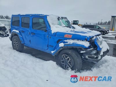 Czwarte zdjęcie samochodu z boku: 2025 JEEP WRANGLER SAHARA VIN:1C4PJXEG7SW582642 - miniatura