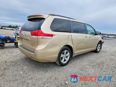 Trzecie zdjęcie samochodu z tyłu: 2013 TOYOTA SIENNA LE VIN:5TDKK3DC5DS367424 - miniatura