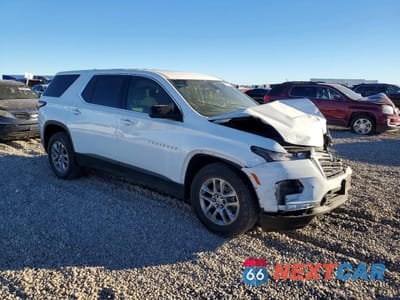 Czwarte zdjęcie samochodu z boku: 2023 CHEVROLET TRAVERSE LS VIN:1GNERFKW5PJ226353 - miniatura
