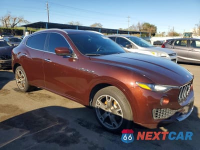 Czwarte zdjęcie samochodu z boku: 2017 MASERATI LEVANTE LUXURY VIN:ZN661XUL8HX211808 - miniatura