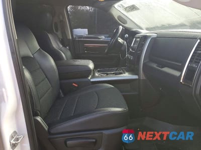 Piąte zdjęcie samochodu w środku: 2018 RAM 2500 SLT VIN:3C6UR5ML2JG340876 - miniatura