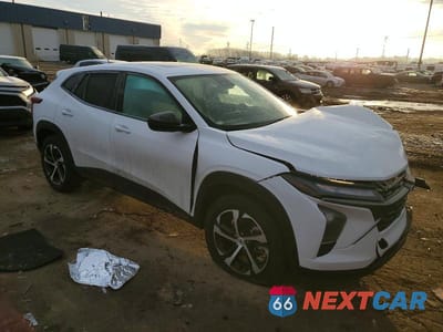 Czwarte zdjęcie samochodu z boku: 2025 CHEVROLET TRAX 1RS VIN:KL77LGEP4SC088957 - miniatura