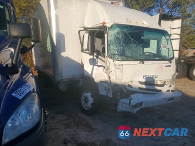 Czwarte zdjęcie samochodu z boku: 2021 ISUZU NPR HD BOX TRUCK VIN:54DC4W1D8MS206260 - miniatura