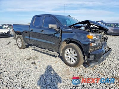 Czwarte zdjęcie samochodu z boku: 2022 CHEVROLET SILVERADO LTD C1500 CUSTOM VIN:1GCRWBEK3NZ202359 - miniatura