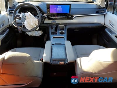 Zdjęcie 8 z 12 samochodu: 2025 TOYOTA SIENNA AWD HYBRID XLE VIN:5TDJSKFC2SS196633 - miniatura