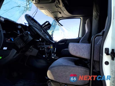 Piąte zdjęcie samochodu w środku: 2025 INTERNATIONAL LT62F SEMI TRUCK VIN:3HSDZAPR2SN023766 - miniatura