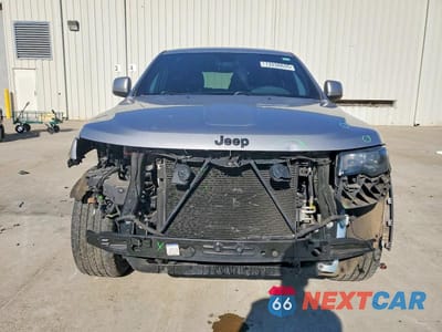 Piąte zdjęcie samochodu w środku: 2018 JEEP GRAND CHEROKEE LAREDO VIN:1C4RJEAG6JC323191 - miniatura