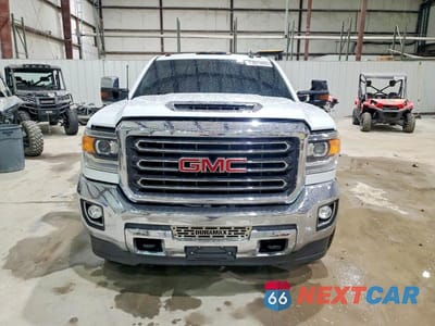 Piąte zdjęcie samochodu w środku: 2018 GMC SIERRA K2500 SLT VIN:1GT12TEY5JF284240 - miniatura