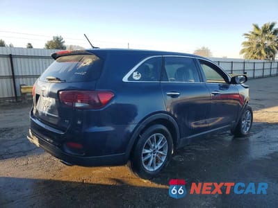 Trzecie zdjęcie samochodu z tyłu: 2019 KIA SORENTO LX VIN:5XYPGDA50KG471428 - miniatura