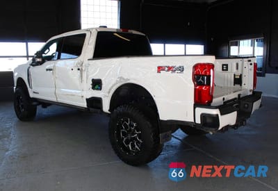 Czwarte zdjęcie samochodu z boku: 2024 FORD F350 SUPER DUTY VIN:1FT8W3BT6REF94393 - miniatura