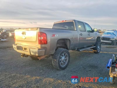 Trzecie zdjęcie samochodu z tyłu: 2013 CHEVROLET SILVERADO K2500 HEAVY DUTY LTZ VIN:1GC1KYCG2DF116499 - miniatura