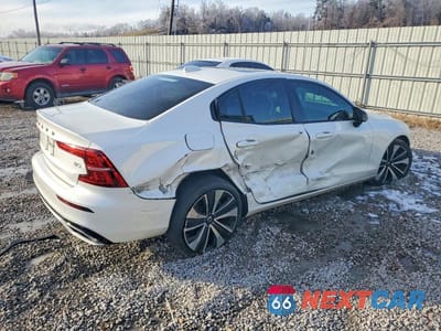 Trzecie zdjęcie samochodu z tyłu: 2022 VOLVO S60 B5 MOMENTUM VIN:7JRL12FZ9NG154167 - miniatura
